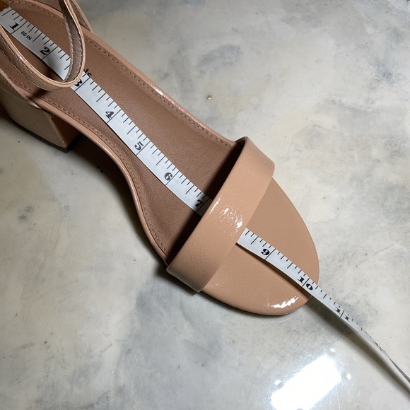 NWT Amazon Essentials US9 Tan Patent Leather sandals - Picture 6 of 7